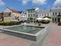 Sanok, Brunnen und Geb�ude am Rynek Platz (17.06.2021)