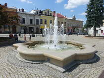 Krosno, Brunnen und Huser am Rynek Platz (17.06.2021)