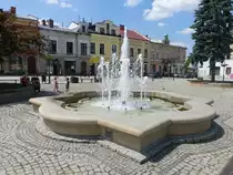 Krosno, Brunnen und H�user am Rynek Platz (17.06.2021)