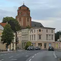 Auf dem Weg nach Usedom kommen jetzt gleich die engen Gassen im Zentrum von Wolgast. Im Hintergrund die alles �berragende St.-Petri-Kirche. (August 2021)