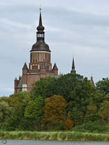 Blick ber den groen Frankenteich auf die St.-Marien-Kirche in der Hansestadt Stralsund. (August 2021)