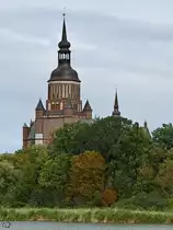 Blick �ber den gro�en Frankenteich auf die St.-Marien-Kirche in der Hansestadt Stralsund. (August 2021)