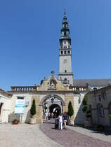 Tschenstochau, Klostertor Brama Walowa und 106 Meter hoher Kirchturm am Hl. Berg Jasna Gora (19.06.2021)