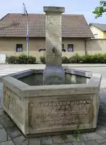 Eschbach im Markgrflerland, der Rotlublebrunnen wurde 1985 im Ort aufgestellt, Juni 2021