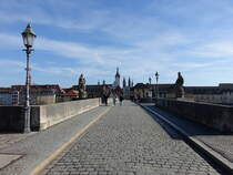 Wrzburg, Blick ber die alte Mainbrcke auf die Altstadt mit Dom (21.02.2021)