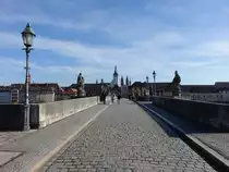 Wrzburg, Blick ber die alte Mainbrcke auf die Altstadt mit Dom (21.02.2021)