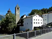 Susch im Unterengadin, Sur Punt 78, die alte Brauerei rechts des Kirchturms der reformierten Kirche. Seit dem 2. Januar 2019 Museum fr zeitgenssische Kunst (Muzeum Susch) - 13.09.2019