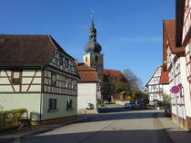 Behrungen, Fachwerkhuser und evangelische Kirche im Steinweg (09.05.2021)
