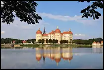 Schlo� Moritzburg am 10.09.2021 von der Radeburger Stra�e aus gesehen. Das Schlo� spiegelt sich sehr sch�n in dem davor liegenden See.