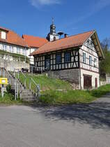Holzhausen, Fachwerkhaus und St. Wolfgang Kirche in der Schulstrae (09.05.2021)