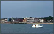 Die Strandpromenade von Wyk auf F�hr mit der Seebr�cke und dem Ausflugsschiff MS  Hauke Haien . (30.06.2021)