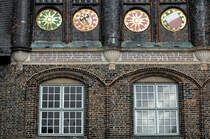 Detailaufnahme von der Schaufassade des Lbecker Rathaus. Aufnahme: 20. August 2021.