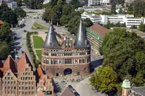 Das L�becker Holstentor vom Turm der St.-Petri-Kirche aus gesehen. Aufnahme: 21. August 2021.