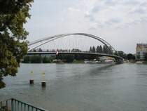 l�ngste freitragende Fu�g�ngerbr�cke der Welt ,
�ber den Rhein in Weil bei Basel,
Bogenspannweite 230m, 2007 er�ffnet,
