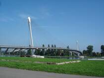 spektakul�re Fu�g�ngerbr�cke �ber den Rhein zwischen Kehl und Stra�bourg,
von der franz�sischen Seite aus gesehen,
2004 eingeweiht, Hauptspannweite 177m,
2008