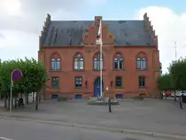 Sakskobing, Rathausgeb�ude am Hauptplatz Torvet (18.07.2021)