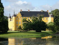 Sakskobing, Schloss Krenkerup, dreiflgeliger Herrensitz mit 3 Ecktrmen, erbaut im 17. Jahrhundert (18.07.2021)