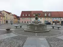 Ruhland, Brunnen und Geb�ude am Marktplatz (18.09.2021)