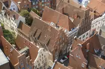 Blick vom Turm der L�becker St. Petri-Kirche auf die Kleine Petersgrube. Aufnahme: 21. August 2021.