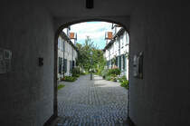 Blick in Glandorps Hof in der Lbecker Innenstadt. 1612 gestiftet von Johann Glandorp. ltester der greren Stiftungshfe der Stadt. Vorderhaus aus der Grndungszeit als langes Traufenhaus mit getreppten Zwerchgiebeln ausgebildet. Stiftungsinschrift und -wappen ber dem Durchgang. Traufenhausflgel im Hof mit Wappen von 1609, 1872–84 teilweise erneuert. Mitte der 1970er zu Wohnzwecken durchgebaut. Aufnahme: 21. August 2021.