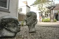 Der Hinterhof am G�nter-Grass-Haus in der Hansestadt L�beck. Im Vordergrund sind Plastiken von G�nter Grass zu sehen. Aufnahme: 21. August 2021.