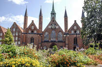 Das 1286 vollendete Heiligen-Geist-Hospital am Koberg in Lbeck ist eine der ltesten bestehenden Sozialeinrichtungen der Welt und eines der bedeutendsten Bauwerke der Stadt. Betreut wurden die Spitler von den Brdern vom Orden des Heiligen Geistes. Aufnahme. 21. August 2021.