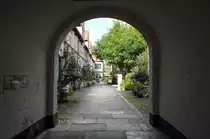 Durchgang zum F�chtingshof in der L�becker Innenstadt. Zu finden ist der Hof in der Glockengie�erstra�e 23- 27. Aufnahme: 21. August 2021.