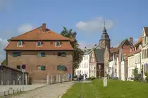 Gl�ckstadt an der Elbe - Ein gedrungen aussehendes Speichergeb�ude (links im Bild) erinnert an den einstigen Hafenbetrieb im heutigen Binnenhafen. Das quadratische Geb�ude mit den deutlich sichtbaren Aufzugseinrichtungen wurde 1827 erbaut. Seinen heutigen Namen erhielt es, weil die Gl�ckst�dter Heringsfischerei das Bauwerk von 1894 bis 1976 als Salzlager nutzte. Aufnahme: 22. September 2021.