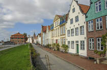Giebelhuser am Hafen in Glckstadt an der Elben. Im Hintergrund, links im Bild, ist das alte Salzspeicher zu sehen. Aufnahme: 22. September 2021.