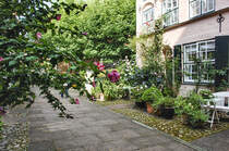 Der Fchtingshof ist einer der herausragenden Lbecker Gnge und Hfe in der Glockengieerstrae unterhalb der Katharinenkirche. Er wurde 1639 seiner Bestimmung bergeben und umfasst als Wohnhof 20 Wohnungen fr Witwen von Schiffern und Kaufleuten. Die frhbarocke Wohnanlage steht unter Denkmalschutz und ist Bestandteil des Lbecker Weltkulturerbes. Aufnahme: 21. August 2021.