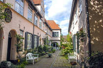 Im Herzen der Lbecker Altstadt liegt der denkmalgeschtzte Fchtingshof unterhalb der Katharinenkirche. Diente er frher als Wohnanlage fr Kaufmanns- und Schifferwitwen, wurde der Hof in den 70er Jahren umgebaut und wird seitdem als gefrderter sozialer Wohnungsbau genutzt. Aufnahme: 21. August 2021.