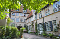 Mitten auf der Lbecker Altstadtinsel liegt der Fchtingshof in der Glockengieerstrae in unmittelbarer Nhe der Katharinenkirche.
Diente er frher als Wohnanlage fr Kaufmanns- und Schifferwitwen, wurde der Hof in den 70er Jahren umgebaut und seitdem als gefrderter sozialer Wohnungsbau betrieben. Aufnahme: 21. August 2021.