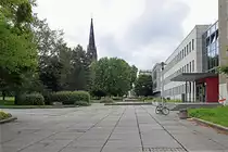 Die Amthorstra�e in Gera mit Blick in Richtung Clara-Zetkin-Stra�e, der Turm geh�rt zur Kirche St. Johannis, aufgenommen am 04.08.2021. Das Geb�ude rechts beherbergte vor 1990 die
Bezirksleitung der SED, danach waren verschiedene Firmen und auch das Kreisgericht darin untergebracht. Auf dem bunt bemalten Sockel in der linken H�lfte sa� der Genosse Lenin, der inzwischen einen neuen Platz im Stadtteil Unterhaum gefunden hat.