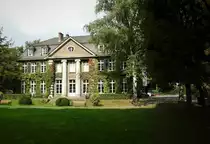 DILLENBURG/HESSEN-VILLA GR�N
Direkt unterhalb des Wilhelmsturms liegt im Park die Villa Gr�n,1914/15 vom Gruben-und H�ttenbesitzer CARL GR�N im neoklassizistischen Stil erbaut...
heute als Museum der Wirtschaftsgeschichte des DILLGEBIETES......am 18.9.2021