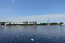 Hamburg am 21.8.2021: Teilansicht der Binnenalster mit neuem Jungfernstieg und Anfahrt zur Lombardsbr�cke /