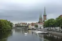 Blick auf die L�becker Obertrave von Dankwartsbr�cke. Rechts im Bild sind die T�rme der Marienkirche bzw. der St.-Petri-Kirche zu sehen. Aufnahme: 22. August 2021.