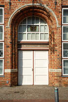 Eingangstr zum Haus Hansestadt Danzig an der Lbecker Engelsgrube.Das Museum Haus Hansestadt Danzig befindet sich in Lbeck in der Engelsgrube in einem Backsteingebude vom Ende des 13. Jahrhunderts. Das Museum wurde 1981/1982 durch den Danziger Frderkreis e. V. eingerichtet. Das Museum vermittelt durch die Anordnung und die Ausgestaltung der Rume sowie durch die Ausstellungsstcke einen Eindruck von der Kultur Danzigs und der Danziger Region bis zum Ende des Zweiten Weltkriegs.
Aufnahme: 21. August 2021.