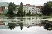 H�user am M�hlenteich in der L�becker Innenstadt. Blick von Parkanlage an der Wallstra�e. Aufnahme: 22. August 2021.