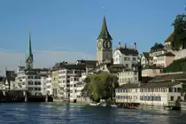 Das linke Limmatufer in Z�richs Innenstadt mit Fraum�nster und St. Peter am 25.06.2015.