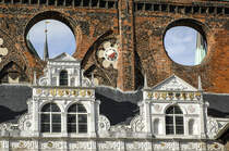 Renaissancelaube und gotische Schildwand. Detailaufnahme des Lbecker Rathauses. Aufnahme: 20. August 2021.