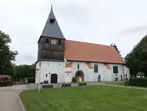 Steyerberg, St. Katharina Kirche, erbaut im 16. Jahrhundert, verputzter Massivbau mit einem h�lzernen Turm (07.10.2021)