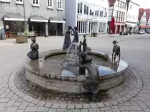 Brakel, Brunnen am Markt von Hubert L�neke, die Bronzefiguren zeigen Begebenheiten aus der Brakeler M�rchen- und Sagenwelt (05.10.2021)