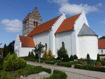 Harlev, evangelische Dorfkirche, romanisch erbaut im 12. Jahrhundert aus Kreidestein (19.07.2021)