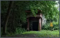 Mit einem markanten Portikus ist der Herzog-Alexis-Stollen versehen, der im Selketal bei M�gdesprung liegt. Er wurde ab 1830 als Wasserl�sungsstollen errichtet. (13.07.2021)