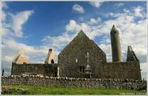 Klostersiedlung Kilmacduagh - R�ckseite der Kathedrale (tlw. aus dem 11. Jahrhundert) mit einigen Gr�bern und dem Rundturm aus dem 12. Jahrhundert. Irland Co. Galway in der N�he von Gort.