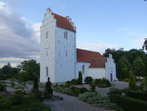 Udby, romanische evangelische Kirche aus Feldsteinen, erbaut 1179, Kirchturm 15. Jahrhundert (19.07.2021)
