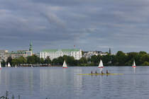 Hotel Atlantic mit Auenalster und Wassersportlern am 13.09.2021 in Hamburg. 