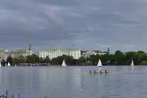 Hotel Atlantic mit Au�enalster und Wassersportlern am 13.09.2021 in Hamburg. 
