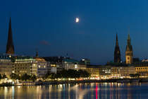 Rathausturm, Kirche St. Jacobi und Kirche St. Petry am 13.09.2021 vor der Binnenalster in Hamburg zur blauen Stunde. 