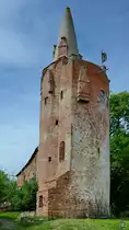 Der Turm der ab 1231 entstandenen Niederungsburg Klempenow. (August 2013)